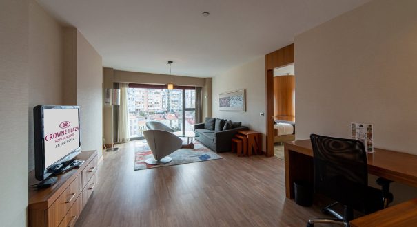 1-king-bed-1-bedroom هتل کراون پلازا هاربیه استانبول از بهترین هتل های 5 ستاره استانبول در کشور ترکیه می باشد.