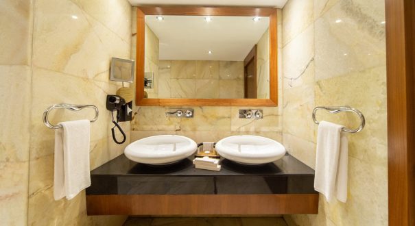 1-king-bed-1-bedroom1