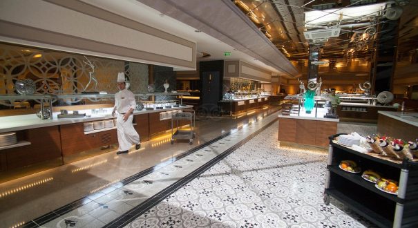 restaurant--v2437773 هتل رویال هالیدی پالس (Royal Holiday Palace)
