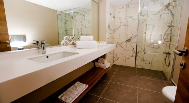 bathroom از هتل های 5 ستاره شهر مارماریس ترکیه، هتل فورتزا بیچ ریزورت (Fortezza Beach Resort ) است که به دلیل امکانت رفاهی مناسبش نظیر استخرهای شنا و ساحل خصوصی اش مشهور است.