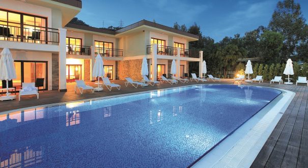 deluxe از هتل های 5 ستاره شهر مارماریس ترکیه، هتل فورتزا بیچ ریزورت (Fortezza Beach Resort ) است که به دلیل امکانت رفاهی مناسبش نظیر استخرهای شنا و ساحل خصوصی اش مشهور است.