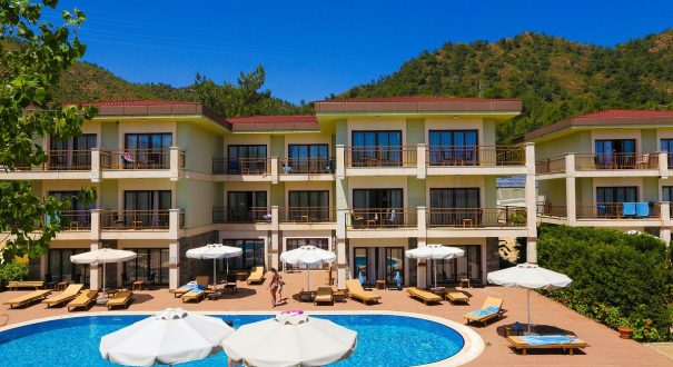 deluxe-building از هتل های 5 ستاره شهر مارماریس ترکیه، هتل فورتزا بیچ ریزورت (Fortezza Beach Resort ) است که به دلیل امکانت رفاهی مناسبش نظیر استخرهای شنا و ساحل خصوصی اش مشهور است.