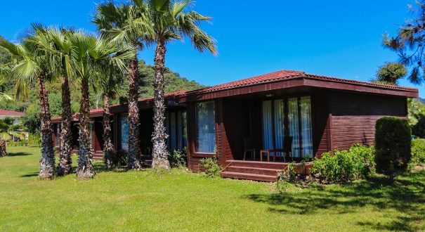 deluxe-superior از هتل های 5 ستاره شهر مارماریس ترکیه، هتل فورتزا بیچ ریزورت (Fortezza Beach Resort ) است که به دلیل امکانت رفاهی مناسبش نظیر استخرهای شنا و ساحل خصوصی اش مشهور است.