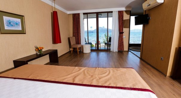 deluxe-superior7 از هتل های 5 ستاره شهر مارماریس ترکیه، هتل فورتزا بیچ ریزورت (Fortezza Beach Resort ) است که به دلیل امکانت رفاهی مناسبش نظیر استخرهای شنا و ساحل خصوصی اش مشهور است.