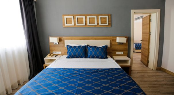 family-room از هتل های 5 ستاره شهر مارماریس ترکیه، هتل فورتزا بیچ ریزورت (Fortezza Beach Resort ) است که به دلیل امکانت رفاهی مناسبش نظیر استخرهای شنا و ساحل خصوصی اش مشهور است.