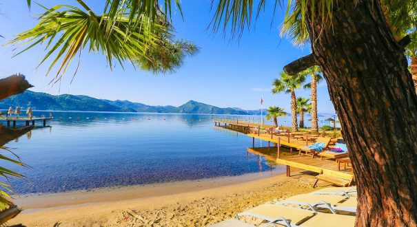 fortezza-beach-resort از هتل های 5 ستاره شهر مارماریس ترکیه، هتل فورتزا بیچ ریزورت (Fortezza Beach Resort ) است که به دلیل امکانت رفاهی مناسبش نظیر استخرهای شنا و ساحل خصوصی اش مشهور است.
