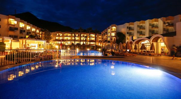main-building-night از هتل های 5 ستاره شهر مارماریس ترکیه، هتل فورتزا بیچ ریزورت (Fortezza Beach Resort ) است که به دلیل امکانت رفاهی مناسبش نظیر استخرهای شنا و ساحل خصوصی اش مشهور است.