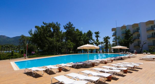 relax-pool از هتل های 5 ستاره شهر مارماریس ترکیه، هتل فورتزا بیچ ریزورت (Fortezza Beach Resort ) است که به دلیل امکانت رفاهی مناسبش نظیر استخرهای شنا و ساحل خصوصی اش مشهور است.