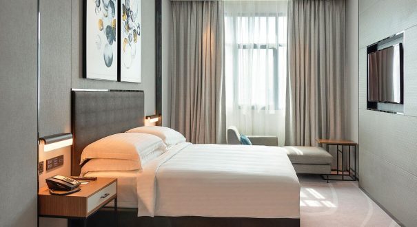 deluxe-king-bedroom
